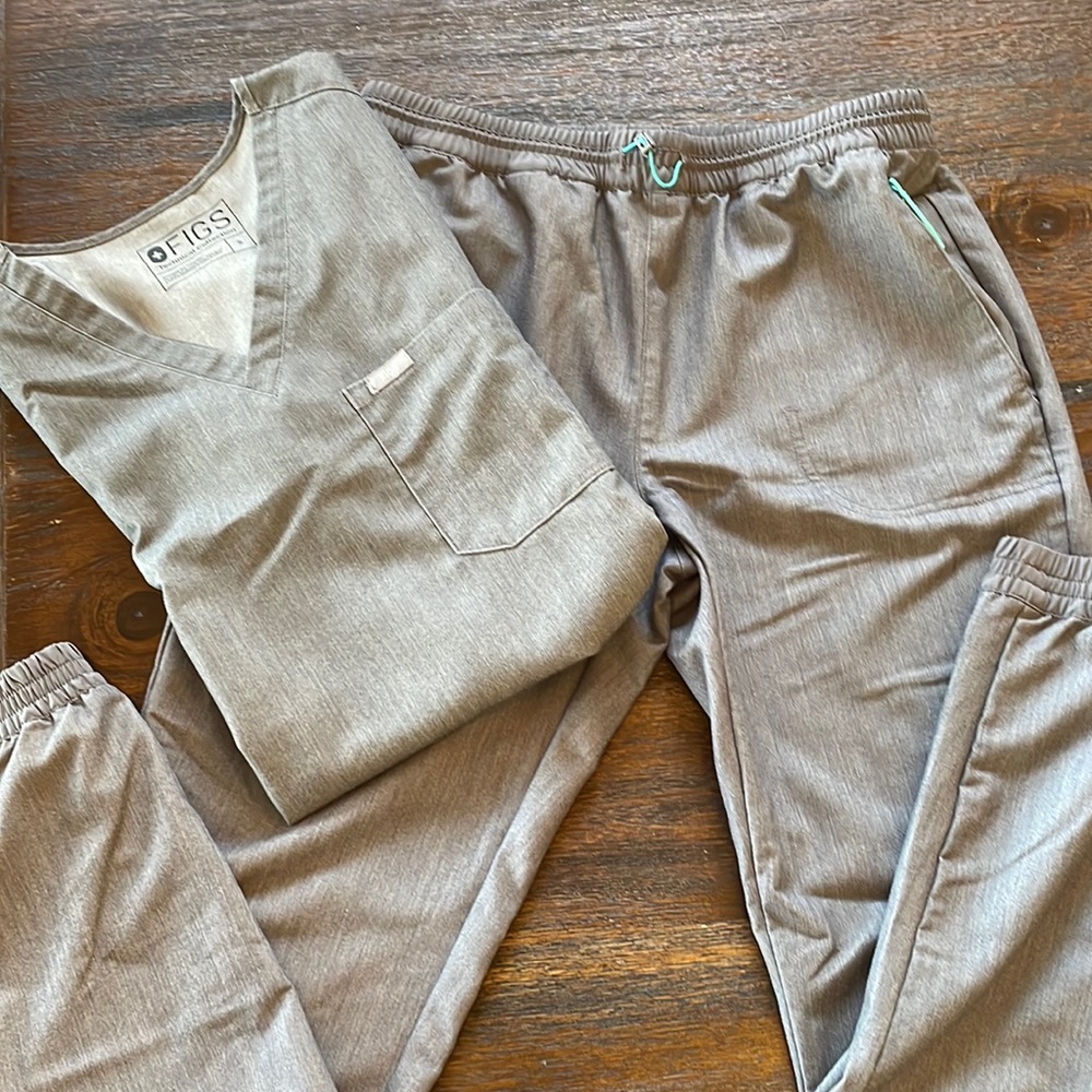 Figs gray size small euc.  Catarina top and jogger bottom